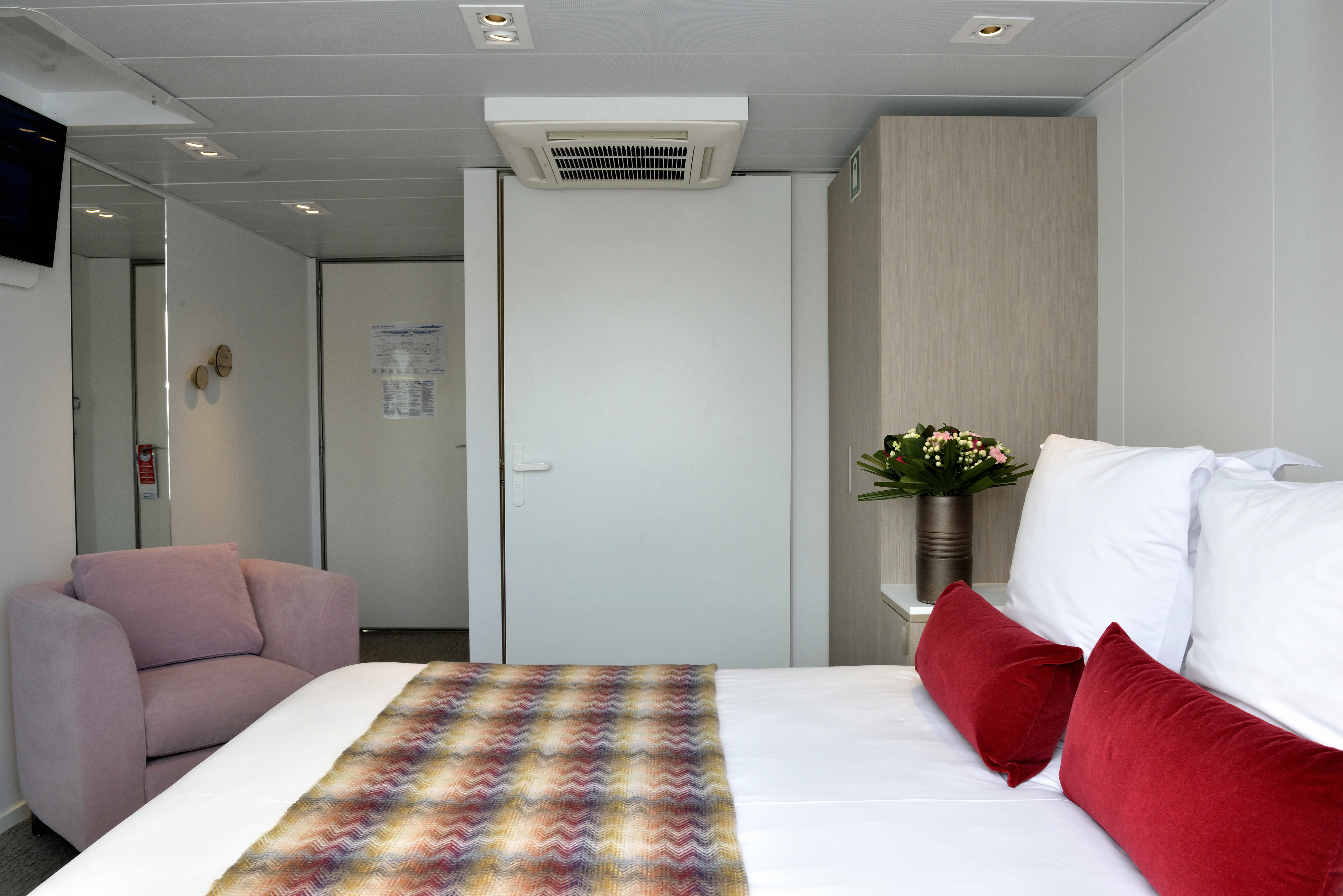 CroisiEurope MS Loire Princesse Cabin 10.jpg